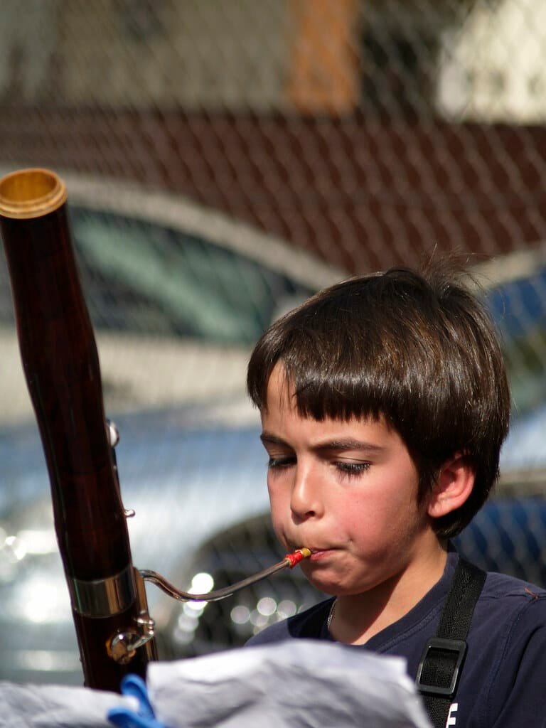 Niño tocando oboe