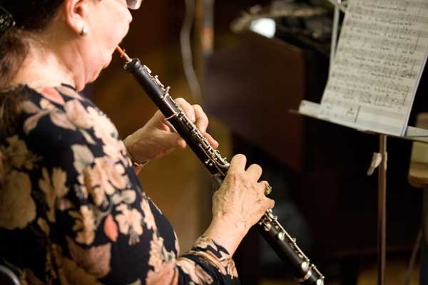 Mujer mayor tocando oboe